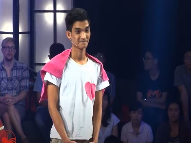 Sau khi trượt khoa diễn viên của Đại học Sân khấu Điện ảnh Hà Nội, Mạc Văn Khoa đỗ khoa đạo diễn của trường Cao đẳng nghệ thuật Nha Trang. Tốt nghiệp, nam diễn phim Kẻ ẩn danh vào TPHCM lập nghiệp. Mạc Văn Khoa bắt đầu nổi tiếng khi đoạt giải á quân cuộc thi Cười xuyên Việt phiên bản thường năm 2015. Ảnh: Zing.