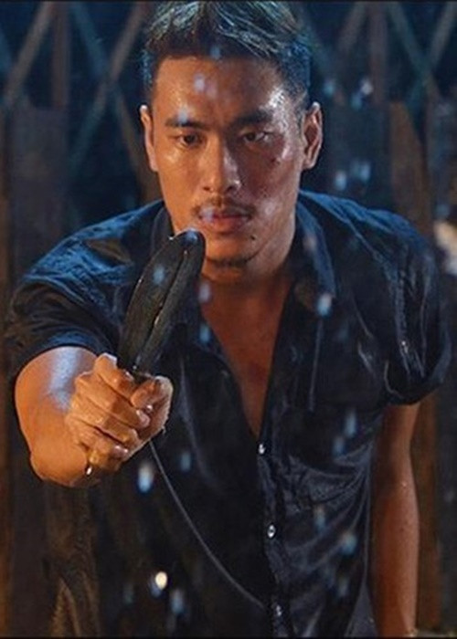 Kiều Minh Tuấn bắt đầu gây chú ý khi đóng vai Tiến ngọng - một tên du côn trong bộ phim điện ảnh Bụi đời Chợ Lớn. Tuy nhiên, sau bộ phim này, anh nằm ở nhà chờ show trong vô vọng. Sau 1 năm, Kiều Minh Tuấn mới được mời đóng Scandal 2: Hào quang trở lại. Từ năm 2015-2016, anh xuất hiện trong loạt phim điện ảnh: Nắng, Lộc phát, Cho em gần anh thêm chút nữa, Sơn đẹp trai. Ảnh: Thể Thao Văn Hóa.