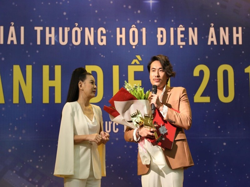 Thực lực diễn xuất của Kiều Minh Tuấn đã được ghi nhận. Tại lễ trao giải Cánh diều vàng 2019, anh đoạt giải Nam diễn viên chính xuất sắc phim truyện điện ảnh nhờ hai vai diễn trong Hạnh phúc của mẹ và Nắng 3. Ảnh: Người Lao Động.