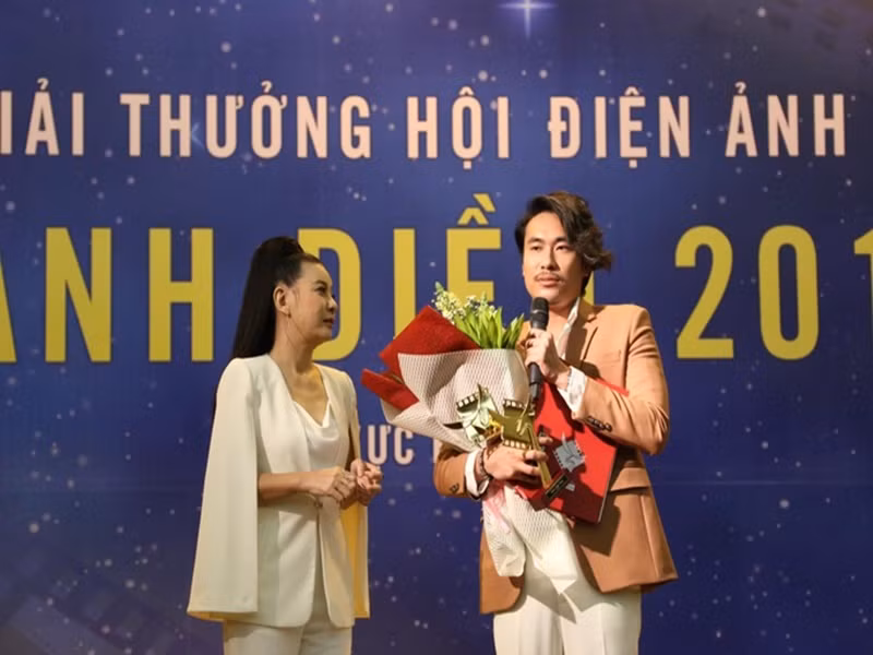 Thực lực diễn xuất của Kiều Minh Tuấn đã được ghi nhận. Tại lễ trao giải Cánh diều vàng 2019, anh đoạt giải Nam diễn viên chính xuất sắc phim truyện điện ảnh nhờ hai vai diễn trong Hạnh phúc của mẹ và Nắng 3. Ảnh: Người Lao Động.