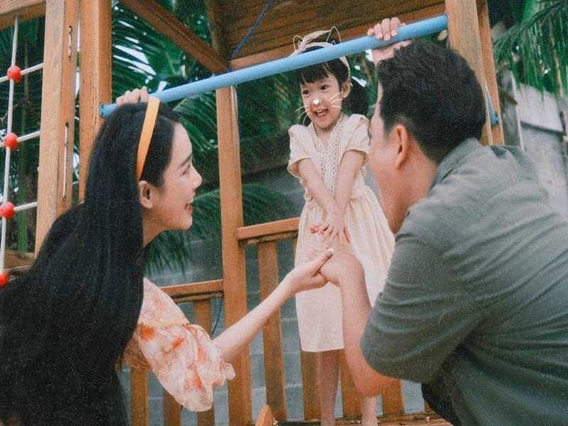 Hồi tháng 6 vừa qua, ái nữ nhà Trường Giang chính thức lộ diện. Trước đây, nam diễn viên hài cho biết, bé Destiny có đôi mắt và đôi môi giống mẹ nhưng lại có tính cách giống bố. Ảnh: FBNV.