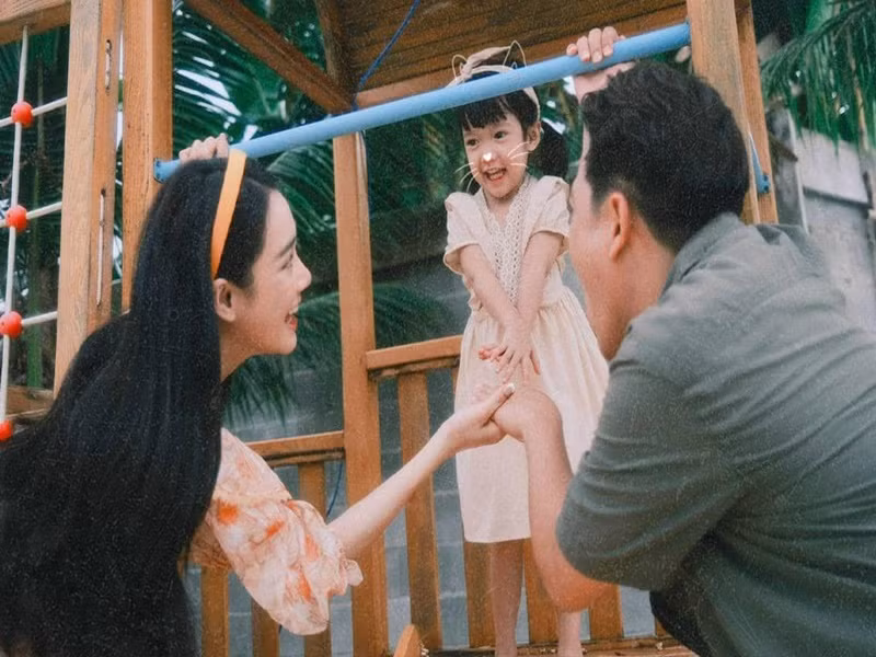 Hồi tháng 6 vừa qua, ái nữ nhà Trường Giang chính thức lộ diện. Trước đây, nam diễn viên hài cho biết, bé Destiny có đôi mắt và đôi môi giống mẹ nhưng lại có tính cách giống bố. Ảnh: FBNV.