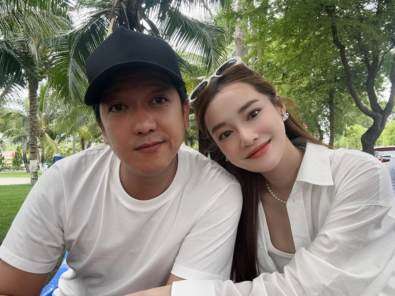 Từ khi gắn bó, Trường Giang chăm sóc từng bữa ăn cho Nhã Phương. Ảnh: FBNV.