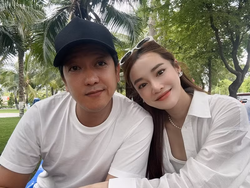 Từ khi gắn bó, Trường Giang chăm sóc từng bữa ăn cho Nhã Phương. Ảnh: FBNV.