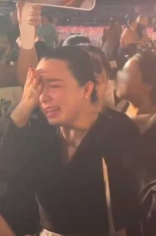 Mẹ của Ý Nhi bật khóc khi con gái giành vương miện. Ảnh: Thương Hiệu và Pháp Luật.