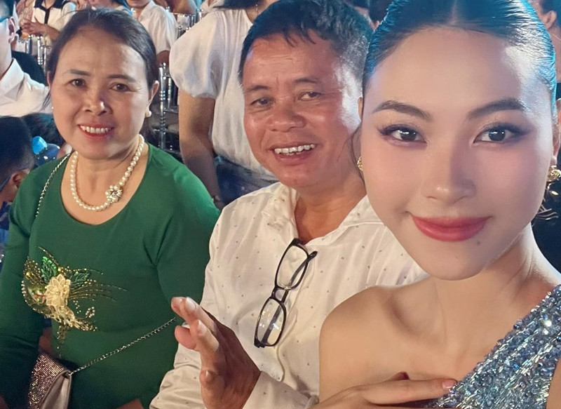 Bố mẹ và chị gái Đào Thị Hà đến cổ vũ Đào Thị Hiền thi chung kết. Đào Thị Hà từng lọt top 5 Hoa hậu Việt Nam 2016 và top 5 Hoa hậu Hoàn vũ Việt Nam 2019. Ảnh: FB Đào Thị Hà.