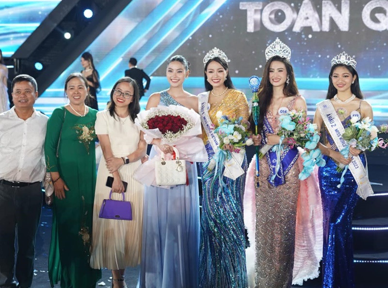 “Bố mẹ tôi làm việc ở một vùng nông thôn. Gia đình tôi có 5 người con, 4 gái, 1 trai. Tôi được chứng kiến các chị lớn lên, được lĩnh hội các kinh nghiệm, tuổi thơ của các chị. Tôi cảm thấy rằng, xuất phát điểm của mình sẽ có chút hơn người vì tôi đã có những kinh nghiệm của các chị đi trước về mọi mặt trong cuộc sống", Đào Thị Hiền chia sẻ trên Dân Việt về gia đình. Ảnh: FB Đào Thị Hà.