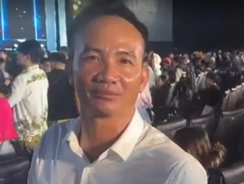 Bố của Ý Nhi rất xúc động khi con gái đăng quang. “Mỗi lần Ý Nhi được vào sâu, tôi đi ra ngoài. Tôi rất áp lực nên là không thể ngồi đây", bố của tân hoa hậu chia sẻ trên Thương Hiệu và Pháp Luật. Ảnh: Thương Hiệu Và Pháp Luật.