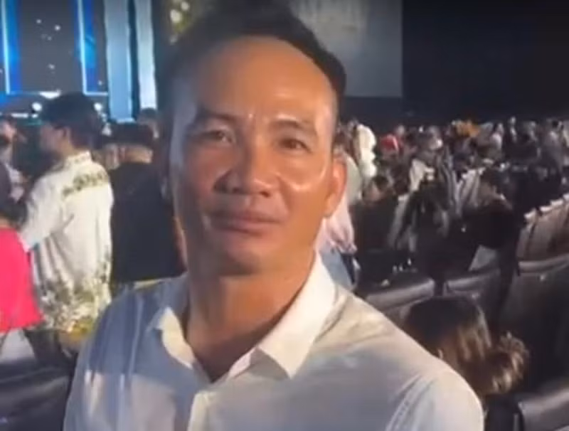 Bố của Ý Nhi rất xúc động khi con gái đăng quang. “Mỗi lần Ý Nhi được vào sâu, tôi đi ra ngoài. Tôi rất áp lực nên là không thể ngồi đây", bố của tân hoa hậu chia sẻ trên Thương Hiệu và Pháp Luật. Ảnh: Thương Hiệu Và Pháp Luật.