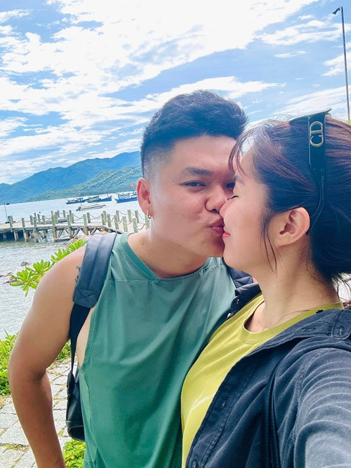 Mới đây, loạt ảnh hôn môi của Lê Phương và chồng kém 7 tuổi gây chú ý.
