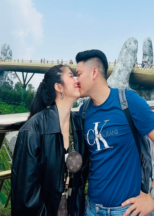 Cả hai quấn quýt không rời từ cuộc sống đời thường đến khi tham gia sự kiện.