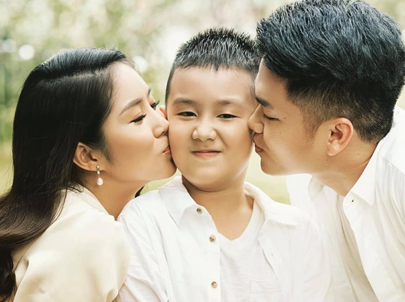 Trung Kiên luôn yêu thương bé Cà Pháo - con riêng của Lê Phương.