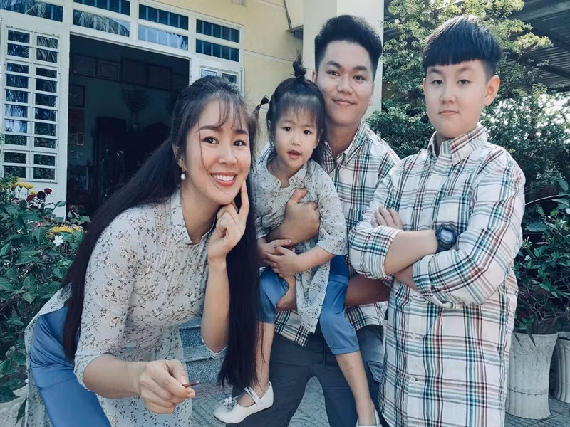 Trung Kiên chăm sóc các con chu đáo, luôn ủng hộ công việc của vợ. Nhờ vậy, Lê Phương ngày càng thăng hoa trong sự nghiệp.