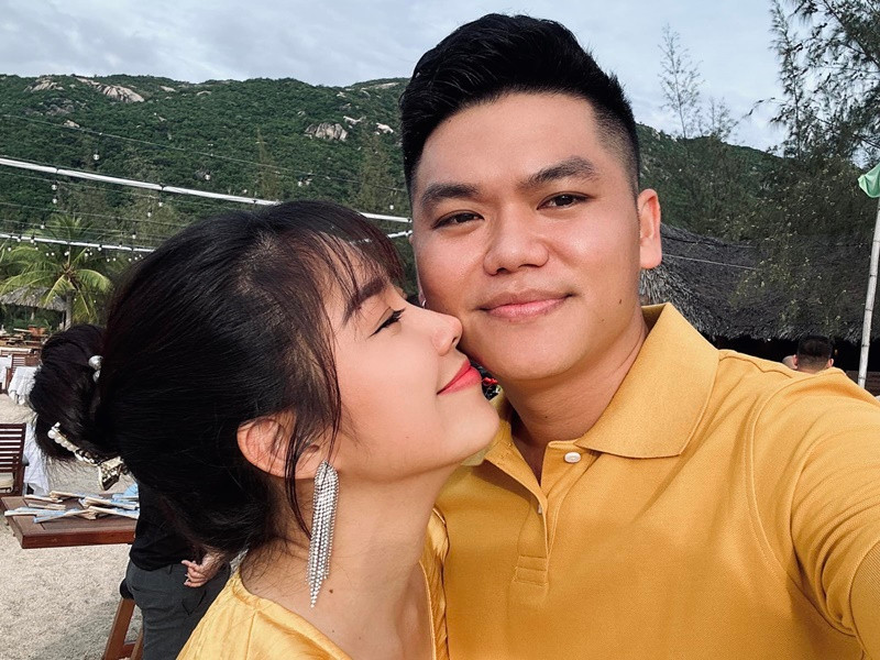 Đăng ảnh tình tứ bên Lê Phương, Trung Kiên "nịnh" vợ: "Đi đám cưới, được một em xinh xắn làm quen".