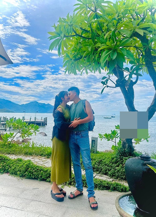 Lê Phương hôn chồng ca sĩ kém 7 tuổi Le Phuong hon chong ca si kem 7 tuoi