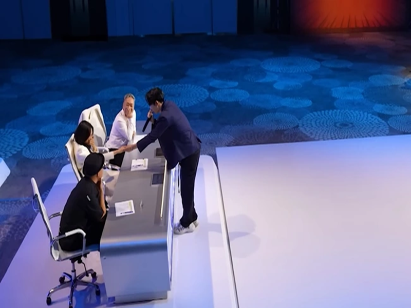 Đáng chú ý, Dương Thành Đạt có hành động tiến đến phía trước để nắm tay ca sĩ Mỹ Tâm và "bắn tim" dành cho nữ giám khảo Vietnam Idol. Ảnh: Thể Thao Văn Hóa.