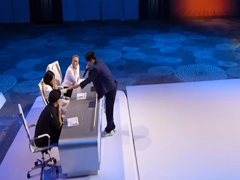 Đáng chú ý, Dương Thành Đạt có hành động tiến đến phía trước để nắm tay ca sĩ Mỹ Tâm và "bắn tim" dành cho nữ giám khảo Vietnam Idol. Ảnh: Thể Thao Văn Hóa.