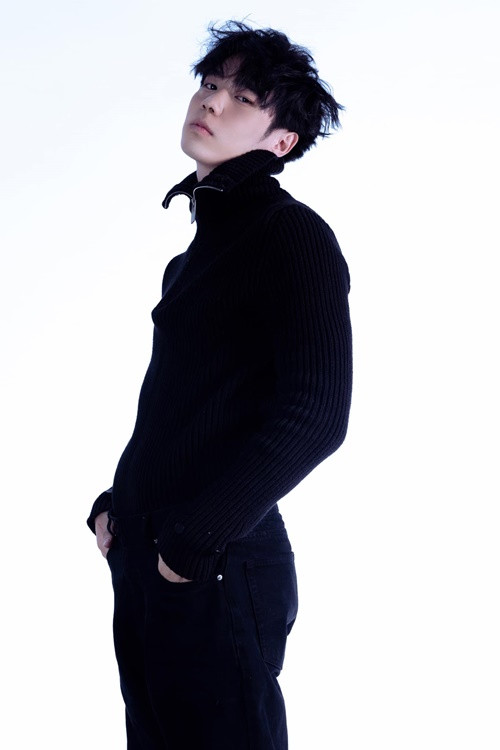 Thành Đạt từng tốt nghiệp Học viện Cảnh sát nhân dân. Sau đi làm trong lĩnh vực an ninh được hai năm, anh quyết định theo đuổi nghệ thuật. Ảnh: FBNV.