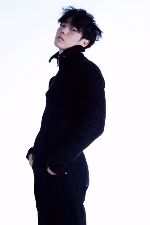 Thành Đạt từng tốt nghiệp Học viện Cảnh sát nhân dân. Sau đi làm trong lĩnh vực an ninh được hai năm, anh quyết định theo đuổi nghệ thuật. Ảnh: FBNV.