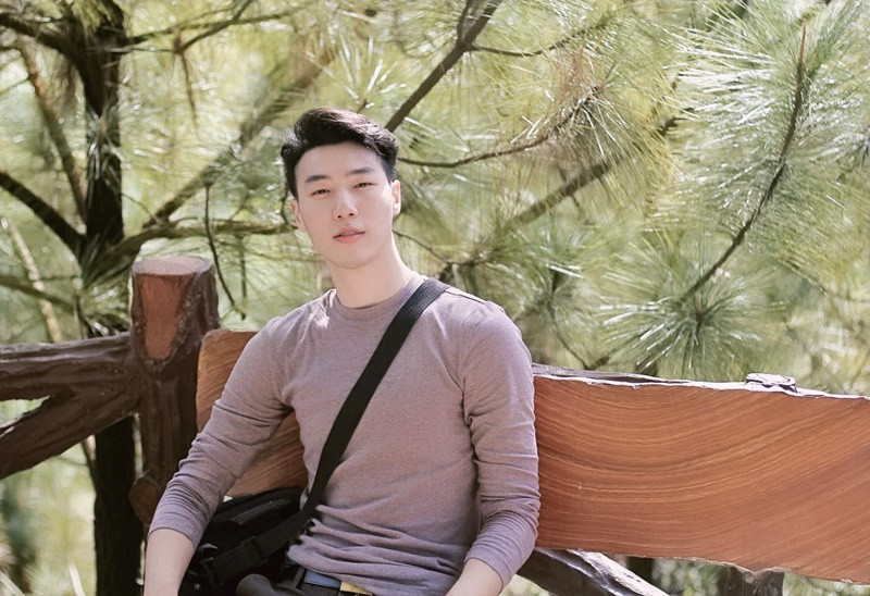 Nam ca sĩ kín tiếng về chuyện tình cảm. Ảnh: FBNV.