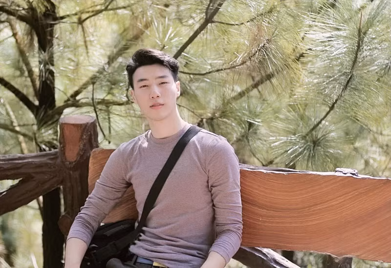 Nam ca sĩ kín tiếng về chuyện tình cảm. Ảnh: FBNV.