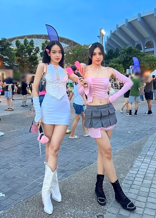 Thanh Thủy diện "cây" trắng gồm chân váy ngắn bó sát, áo crop-top, găng tay. Ảnh: FBNV.