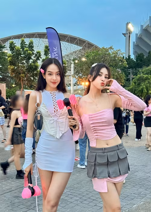 Tiểu Vy lại kết hợp áo hai dây với chân váy ngắn tông hồng. Ảnh: FBNV.