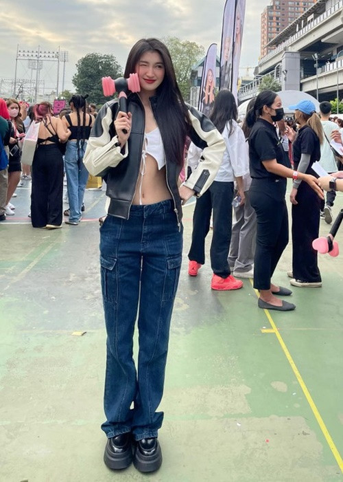 Á hậu Phương Nhi khoe eo thon với áo croptop khi "đu idol". Ảnh: FBNv.