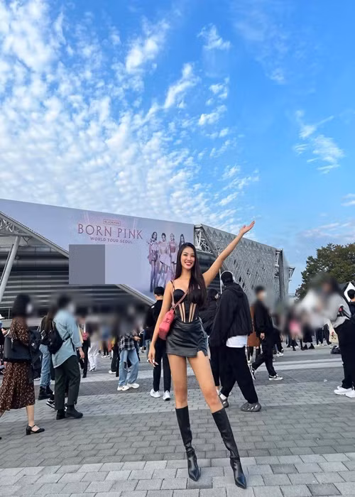 Á hậu Kim Duyên diện cây đen gợi cảm khi xem đêm nhạc của BlackPink tại Hàn Quốc. Ảnh: FBNV.