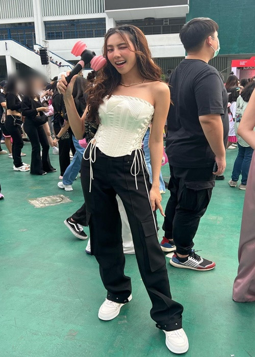 Hoa hậu Thùy Tiên kết hợp corset với quần cargo. Cô đi giày thể thao trắng để có thể "quẩy" hết mình cùng các thần tượng. Ảnh: FBNV.