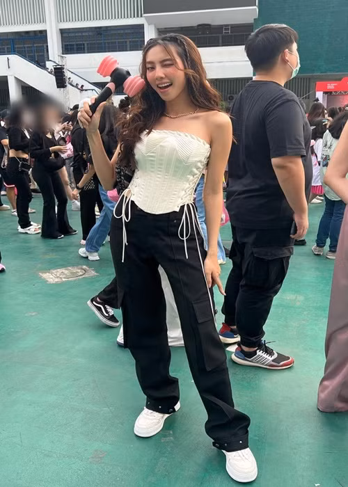 Hoa hậu Thùy Tiên kết hợp corset với quần cargo. Cô đi giày thể thao trắng để có thể "quẩy" hết mình cùng các thần tượng. Ảnh: FBNV.