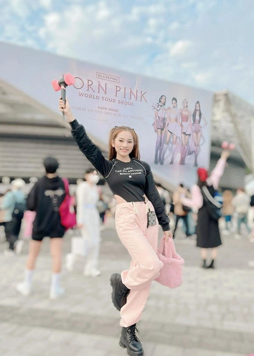 Ca sĩ Sara Lưu diện trang phục tông đen, hồng khi xem concert BlackPink. Ảnh: Dân Trí.