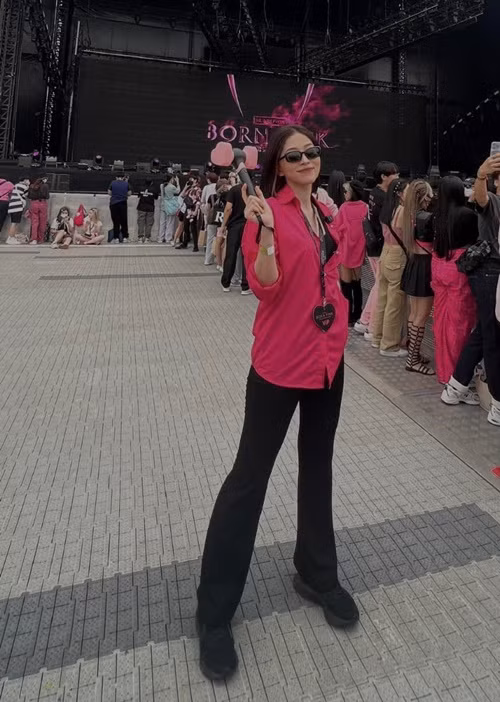 Trang phục tông đen, hồng theo tên nhóm được các fan lựa chọn khi xem concert BlackPink. Ảnh: FBNV.