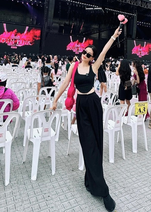 Xem BlackPink biểu diễn, Á hậu Phương Nga diện áo crop-top cùng quần ống rộng tông đen. Ảnh: FBNV.