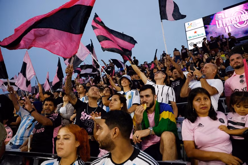 ...tất cả đều chờ đợi và hy vọng thần tượng của mình sẽ tỏa sáng để giúp đội bóng gặt hái thành công. (Nguồn: Getty Images)