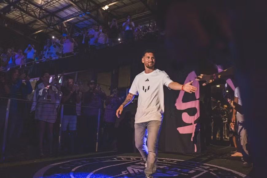 Lionel Messi bước ra sân khấu chính trong sự chờ đợi mong mỏi của tất cả những ai có mặt trên sân DRV PNK. (Nguồn: Getty Images)