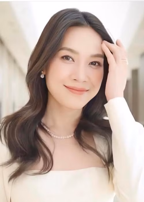 Xuất hiện trong tập 1 Vietnam Idol 2023, nữ ca sĩ Mỹ Tâm lựa chọn phong ngọt ngào. Cô diện váy ngắn màu trắng, làm tóc xoăn nhẹ.