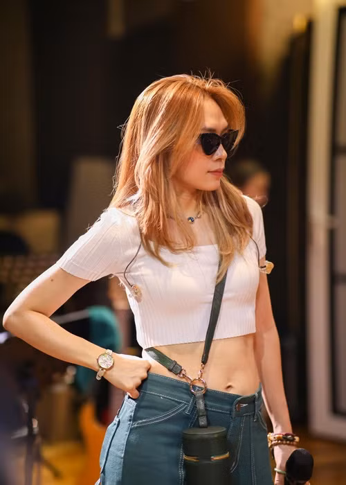 "Họa mi tóc nâu" chăm mặc áo croptop khoe eo con kiến.