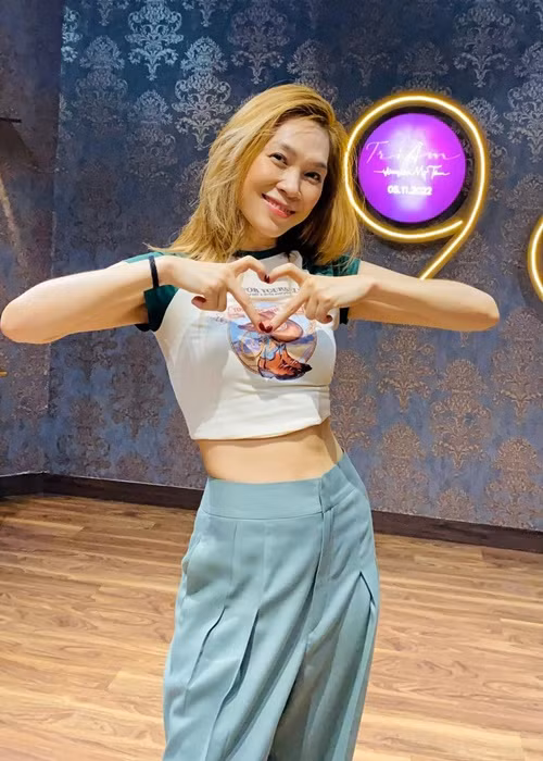 Mỹ Tâm sở hữu vóc dáng thon gọn với vòng eo phẳng lì.