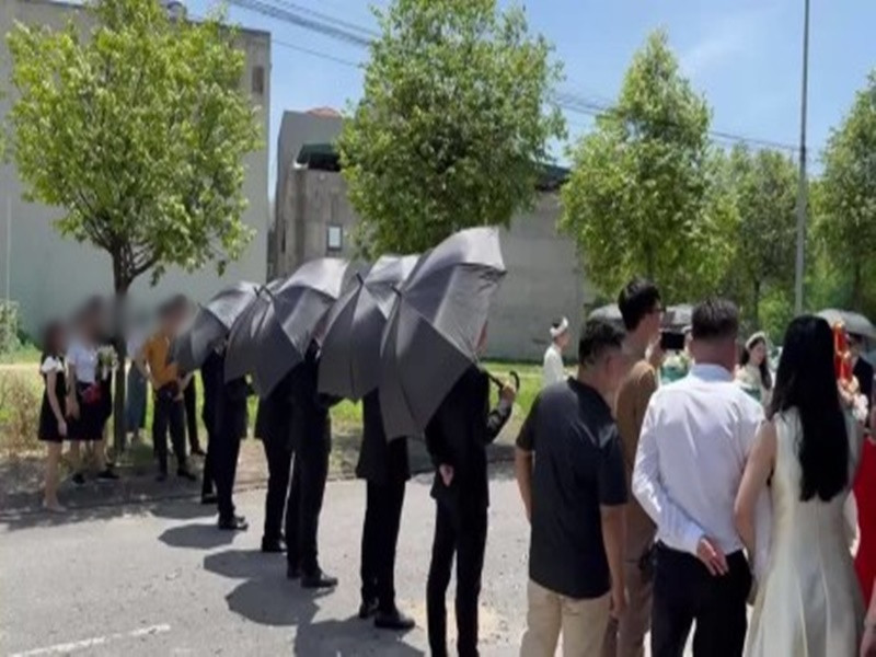 Dàn vệ sĩ dùng ô che chắn không gian đám hỏi. Ảnh: Arttimes.