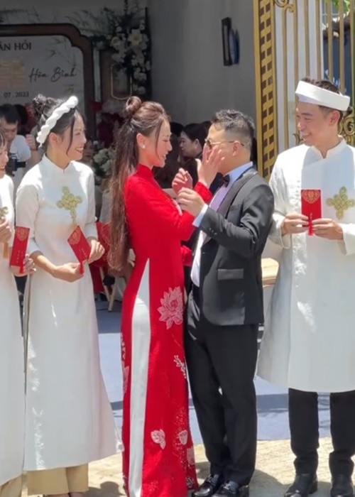 Cô dâu ân cần lau mồ hôi cho chú rể. Ảnh: Phụ Nữ Số.