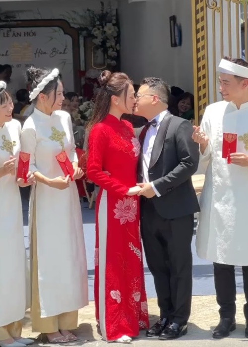 Phương Oanh và Shark Bình hôn nhau đắm đuối. Ảnh: Phụ Nữ Số.