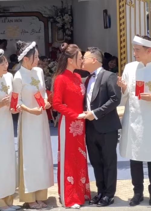 Phương Oanh và Shark Bình hôn nhau đắm đuối. Ảnh: Phụ Nữ Số.