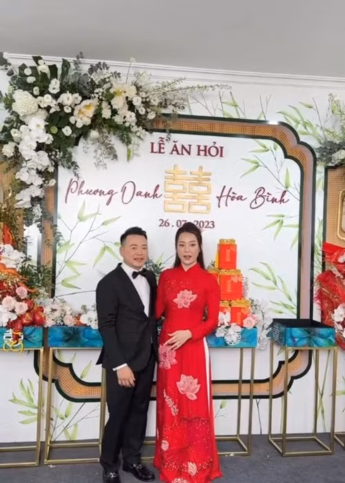 Không gian lễ ăn hỏi ngập tràn hoa tươi. Ảnh: Phụ Nữ Số.