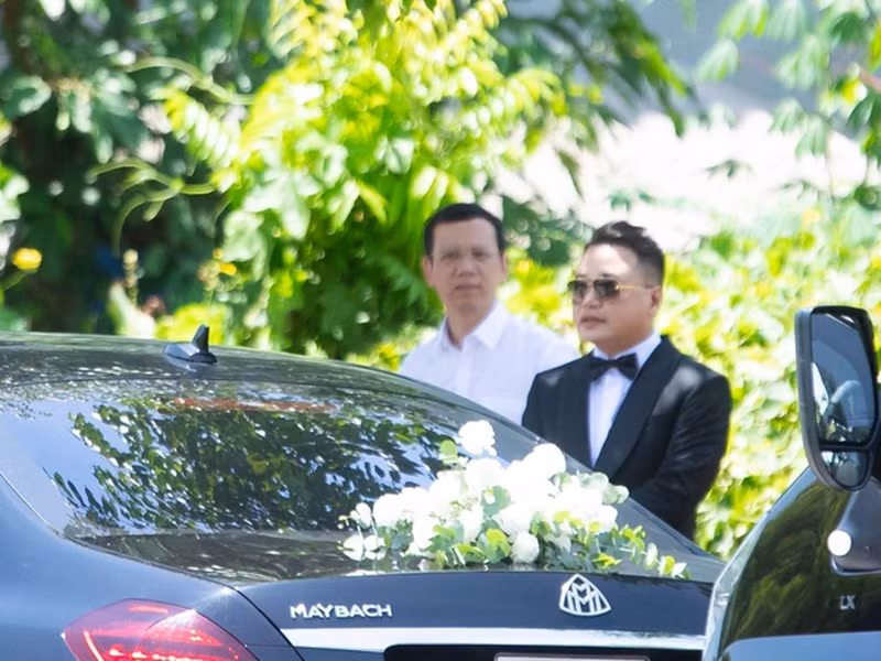 Shark Bình lái xe Maybach đến nhà Phương Oanh. Ảnh: Phụ Nữ Số.