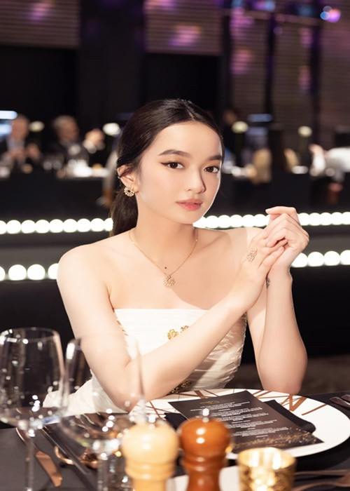 Kaity Nguyễn sinh ra trong gia đình không có truyền thống nghệ thuật. Mẹ của cô là tiếp viên hàng không, bố của nữ diễn viên kinh doanh. Ảnh: FBNV.