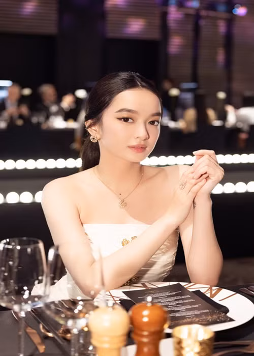 Kaity Nguyễn sinh ra trong gia đình không có truyền thống nghệ thuật. Mẹ của cô là tiếp viên hàng không, bố của nữ diễn viên kinh doanh. Ảnh: FBNV.