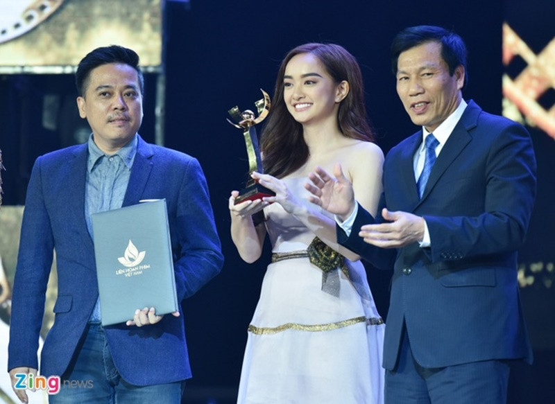 Với vai Linh Đan trong Em chưa 18, Kaity Nguyễn giành giải Nữ diễn viên chính xuất sắc nhất tại Liên hoan phim Việt Nam lần thứ 20. Cô vượt qua hàng loạt các nữ diễn viên nổi tiếng như Ninh Dương Lan Ngọc, Miu Lê, Minh Hằng. Ảnh: Zing.