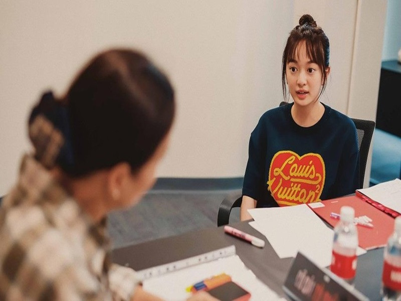 Nữ diễn viên sinh năm 1999 từng đến lớp học diễn xuất của NSND Lê Khanh để học diễn. Ảnh: Pháp Luật TP HCM.