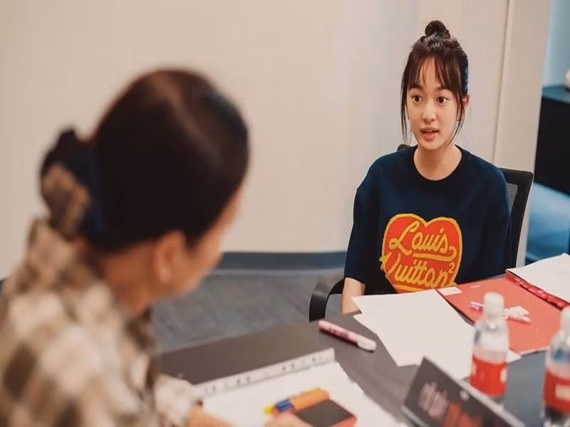 Nữ diễn viên sinh năm 1999 từng đến lớp học diễn xuất của NSND Lê Khanh để học diễn. Ảnh: Pháp Luật TP HCM.